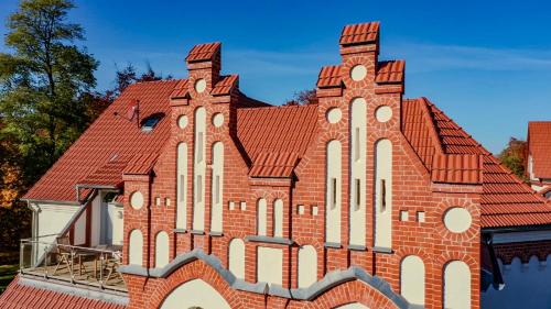 a large brick building with a red roof at Parkresidenz Lychen Ferienwohnung 2 in Lychen