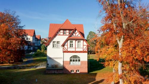 a white house with a red roof at Parkresidenz Lychen Ferienwohnung 2 in Lychen