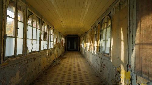 an empty hallway of an old building with windows at Parkresidenz Lychen Ferienwohnung 2 in Lychen
