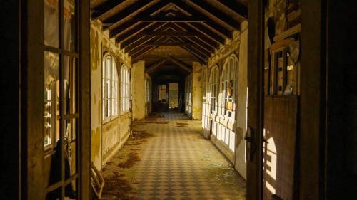 an empty hallway in an old building with a long corridor at Parkresidenz Lychen Ferienwohnung 2 in Lychen