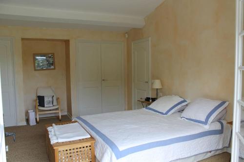 une chambre avec un lit avec des oreillers bleus et blancs dans l'établissement Villa de plein pied pour 8 personnes à Gassin, à Saint-Tropez