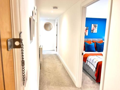 トーキーにあるSea views - Harbour view, Torquay Central locationのベッドルーム(ベッド付)につながる廊下