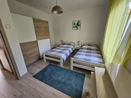 una camera con due letti e una finestra di Dj apartment Kostrena a Šodići