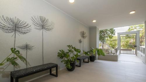 a room with benches and plants on the wall at Moderno departamento vanguardista en el corazón de Las Condes in Santiago
