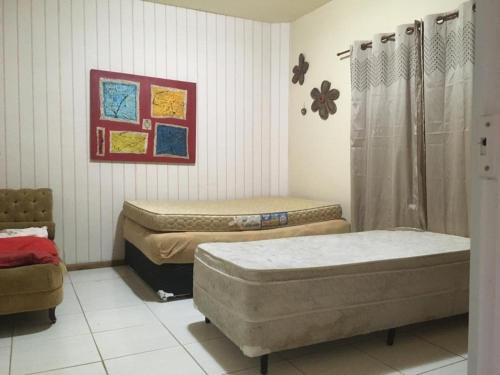 Zimmer mit 3 Betten in einem Zimmer in der Unterkunft Ninho da Águia; Espetáculo da natureza in Poços de Caldas