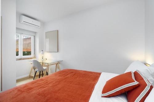 En eller flere senge i et værelse på Cozy Apartment in Lisbon by Soulplaces
