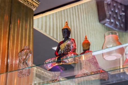 une étagère en verre avec une statue d'une femme sur celle-ci dans l'établissement Luxury Room, à Dijon