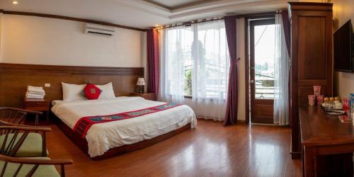 een slaapkamer met een bed en een groot raam bij HƯƠNG GIANG HOTEL in Sa Pa