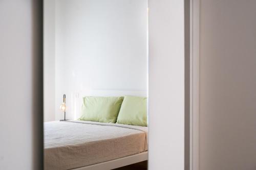 a bedroom with a bed with a white headboard at L'isola che c'è - Appartamento in Cagliari
