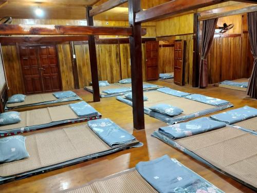 Pokój z kilkoma matami do jogi na podłodze w obiekcie HKT Homestay w mieście Làng Xa