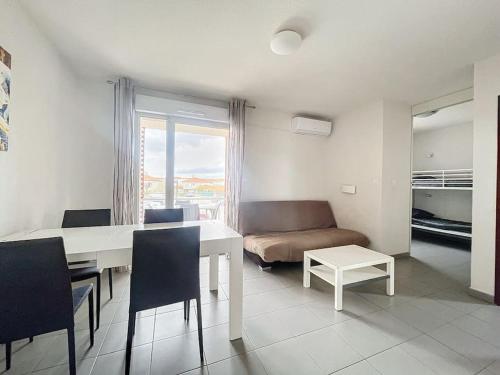 un salon avec une table et un canapé dans l'établissement 3301-Appartement 6 couchages avec piscine, à Argelès-sur-Mer