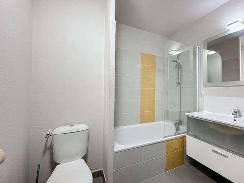une salle de bain blanche avec des toilettes et un lavabo dans l'établissement 3301-Appartement 6 couchages avec piscine, à Argelès-sur-Mer