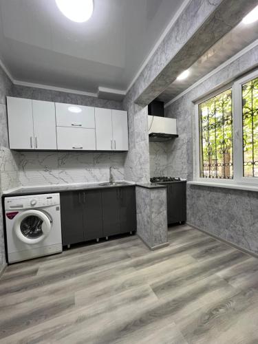 a kitchen with a washer and dryer in a room at Квартира 2 комнатная Центр города in Yakkasaray