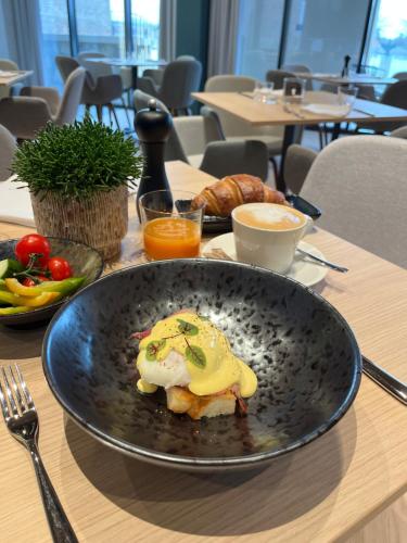 un plato de comida con un huevo en una mesa en Villa Gran, en Esztergom