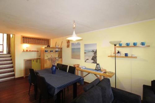 - un salon avec une table et une salle à manger dans l'établissement Quadrilocale Tanca Manna, à Cannigione