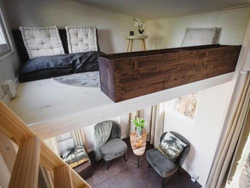 una vista aérea de un dormitorio en una casa pequeña en vakantiehuisje Tiny house met sauna in de bossen van de Veluwe en Putten