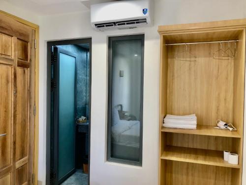 baño con 2 puertas de cristal y lavamanos en KHÁCH SẠN GIA HÒA 3, en Vung Tau