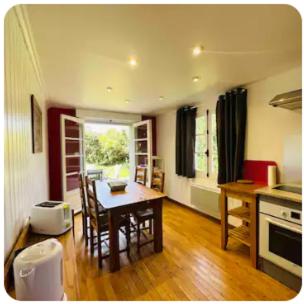 une cuisine avec une table et une salle à manger dans l'établissement La Grange Dimière, à Saint-Martin-Boulogne