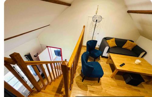 ein Wohnzimmer mit Sofa und Tisch in der Unterkunft La Grange Dimière in Saint-Martin-Boulogne