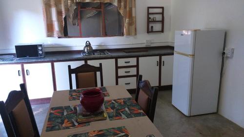 Η κουζίνα ή μικρή κουζίνα στο Paperbark Self Catering Units