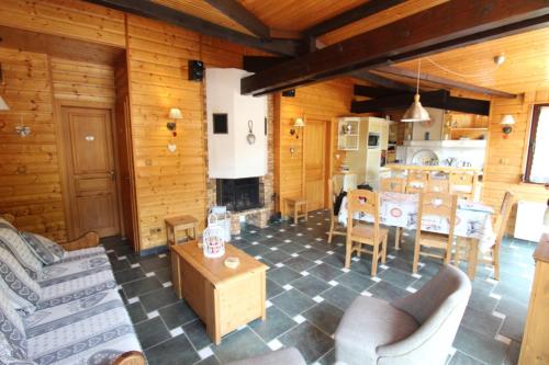 Una sala de estar con mesa y sillas y una cocina. en Maison de style chalet individuelle Le Rouge Feigne à La Bresse, en La Bresse