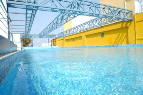 Bazén v ubytování Regenta Central Hotel & Convention Centre Nagpur nebo v jeho okolí