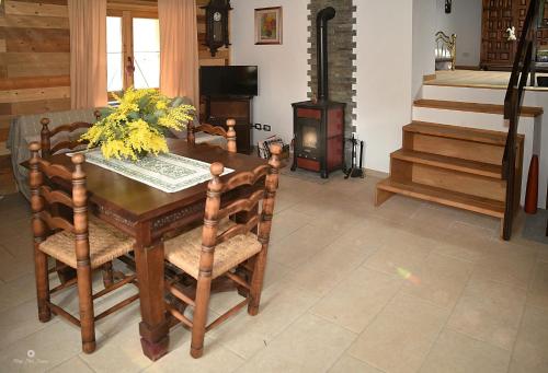 a dining room with a table with flowers on it at B&B LE MIMOSE in Bricherasio