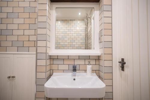 lavabo blanco en el baño con espejo en GuestReady - Charming Retreat in Antibes en Antibes