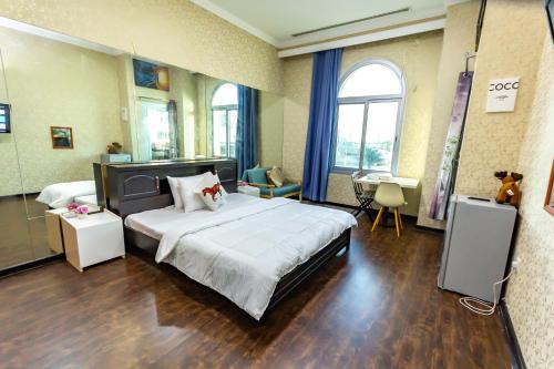 een grote slaapkamer met een groot bed en 2 ramen bij Wonderful Master Rooms For Girls ONLY in Marina, Dubai in Dubai