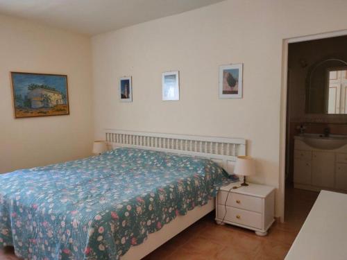 um quarto com uma cama com um edredão azul em VILLA 4 CHAMBRES ALTEA em Altea