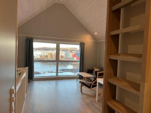 a room with a large window and a room with a desk at Rorbu i Bud Havn in Bud