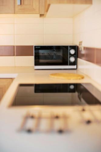 a microwave sitting on top of a kitchen counter at Alonia View House in Asklipiḯon