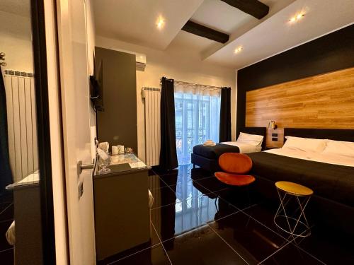 een hotelkamer met een bed en een bank bij Elegance Rooms Spaccanapoli in Napels