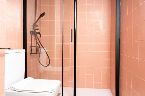 bagno con doccia e servizi igienici di Apartamentos Turísticos Plaza del Rey a Cartagena