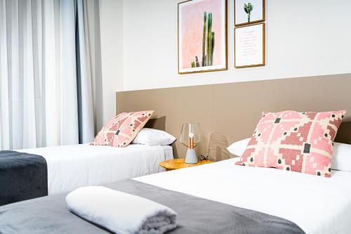 A bed or beds in a room at Apartamentos Turísticos Plaza del Rey by CartagenaSpain
