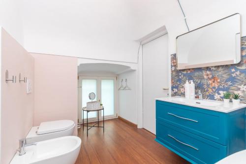 baño con armario azul y lavamanos en Elegant Home with Sauna in Turin by Wonderful Italy, en Turín