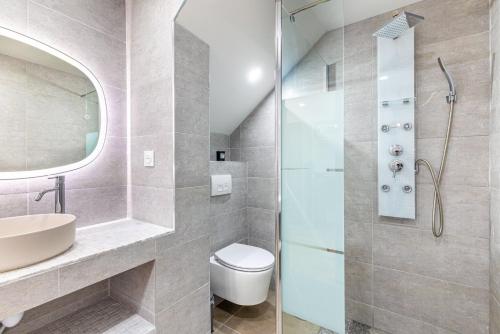 une salle de bain avec toilettes, lavabo et douche dans l'établissement GuestReady - Marvel Magic near Disneyland, à Montévrain