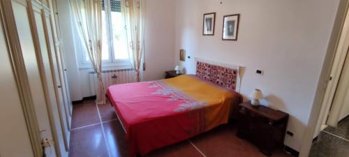 een kleine kamer met een bed en een raam bij Il Pino in Rapallo