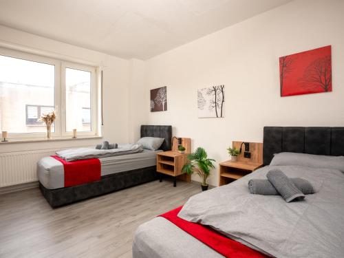 a bedroom with two beds and a window at Serviceroom24 - Apartment 4 in Herten WLAN - Smart-TV - 24-7 Check-in und Küche in Herten