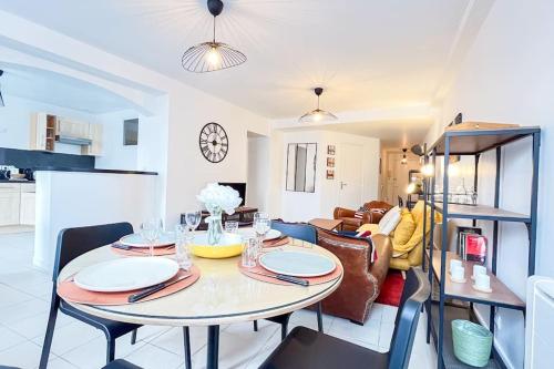 - une salle à manger et un salon avec une table dans l'établissement l'atelier *proche gare & centre Amiens*, à Amiens