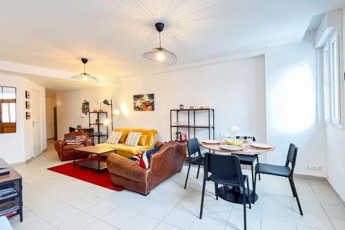 un salon avec un canapé et une table dans l'établissement l'atelier *proche gare & centre Amiens*, à Amiens