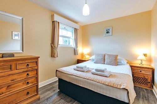 1 dormitorio con 1 cama con tocador y espejo en Finest Retreats - Netley Hall - Jasmine, en Dorrington