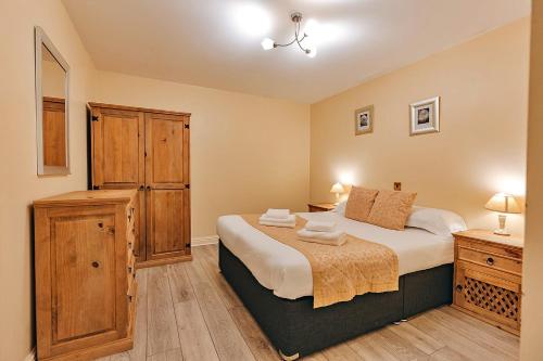 Postel nebo postele na pokoji v ubytování Finest Retreats - Netley Hall - Angelica