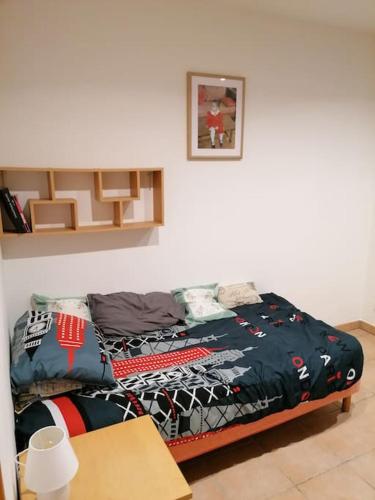 une chambre avec un lit avec une couette dessus dans l'établissement Maison à la campagne, à Solliès-Toucas