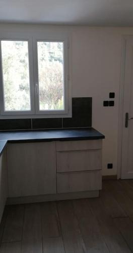 - une cuisine avec 2 fenêtres et un comptoir dans l'établissement Maison à la campagne, à Solliès-Toucas