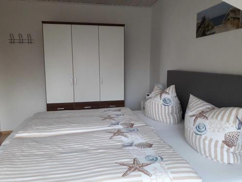 a bedroom with a bed with two starfish on it at Ferienwohnung Haus Bikker in Ihlow