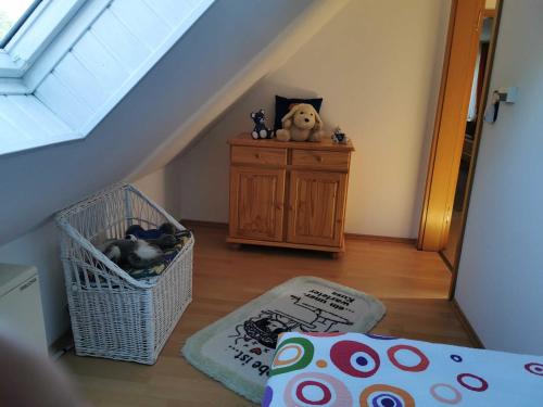 a room with stuffed animals sitting on a dresser at Ferienwohnung Ferienhaus Moorblick in Ihlow