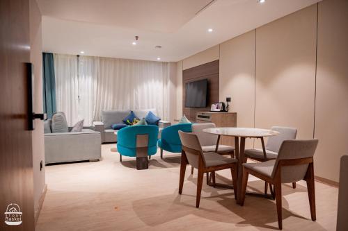 - un salon avec une table et des chaises dans l'établissement THE GRAND CASA HOTEL BANQUET SPA, à Mātigara