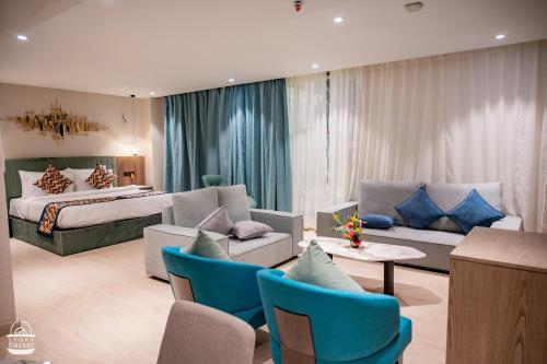 MātigaraにあるTHE GRAND CASA HOTEL BANQUET SPAのベッドとリビングルームが備わるホテルルームです。