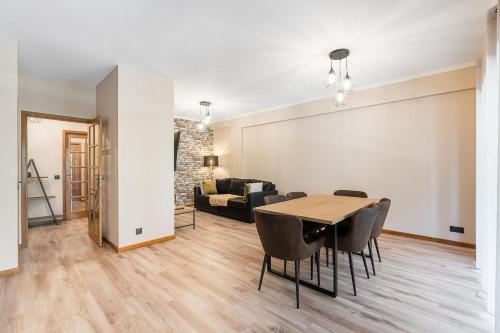 Una sala de estar con una mesa y sillas y un sofá. en GuestReady - A breath of fresh air in Nogueiró, en Nogueiro